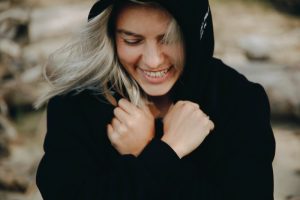 Czarne bluzy sportowe na trening i nie tylk